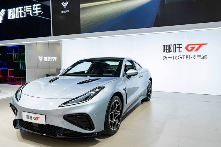 广州337哪吒汽车在智能汽车领域的表现，领途汽车在新能源汽车市场中的影响力